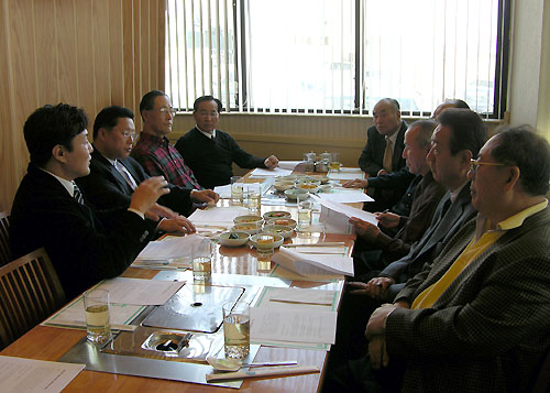 2007년 향후 계획들에 대해서 토의하고 있는 운영위원들