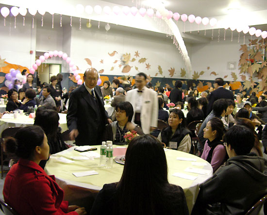 퀸즈장로교회는 새신자들 위한 만찬을 준비했다.