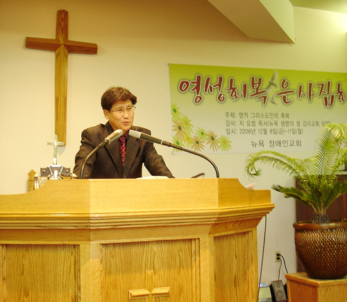 지요셉 목사는 '영적 그리스도인의 축복'이란 주제로 부흥성회를 인도하고 있다.