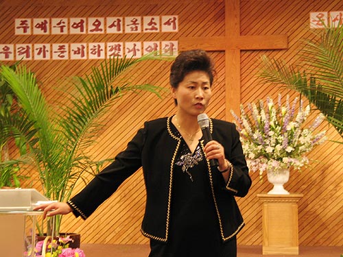 어린양교회서 진행된 부흥성회에서 말씀을 전하고 있는 김록이 목사 ⓒ기독교민신문 자료사진