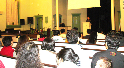 큐가든성신교회는 매일 저녁 8시 30분에 모여 기도회를 진행하고 있다. 