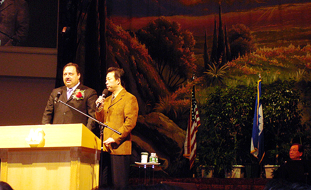 혼두라스 뉴욕 총영사(좌)가 감사의 뜻을 전하고 있다.