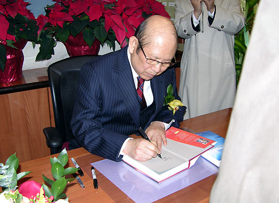 직접 서명을 해주고 있는 장영춘 목사