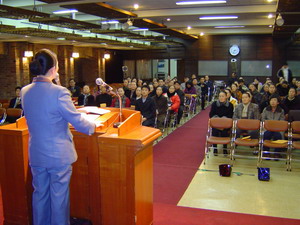 지난 27일 기독교100주년기념관에서 극예술연구소 창립예배가 열렸다. 전화자 목사 설교 장면.