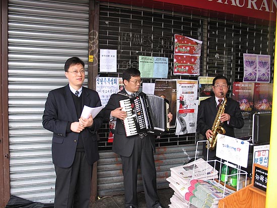 왼쪽부터 최요셉 목사, 신우철 목사, 서성경 집사.