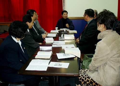 성경공부를 진행중인 기독실업인회 맴버들