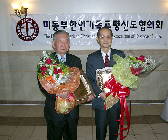 <올해의 목회자 상> 조국환 목사(좌), <올해의 평신도 상> 허태형 장로(우)