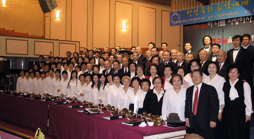 행사이후 밀알선교찬양단과 원로목사회 목회자부부 ⓒ원로목사회