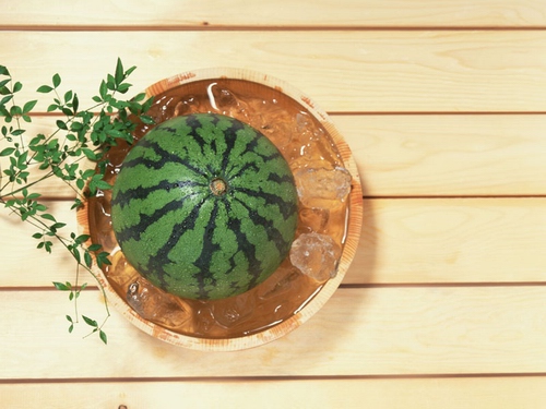 이 수박처럼 물기많고 싱싱하고 모나지 않은 둥근 힘으로!