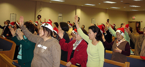 뜨겁게 찬양하고 있는 성도들
