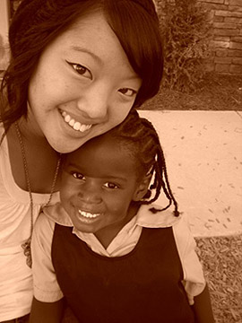 존스보로 도시선교 당시 에밀리 장크 양(왼쪽)과 한 어린이.