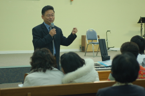 예배에 앞서 말씀을 전한 채동선 전도사 