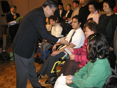 장학금을 수여하는 이사장 유영기 목사