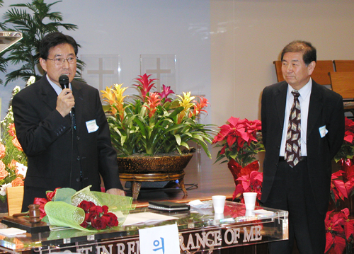 소감을 말하고 있는 박종대 목사(좌), 직전회장 한기형 목사(우)