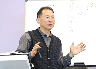 신현국 목사가 강의하고 있다.