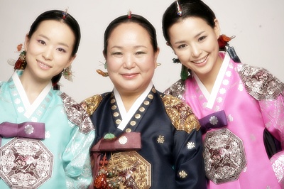 가족 앙상블 '이랑'의 공연을 준비하며. 이슬기(좌)문재숙 교수(가운데)·이하늬(우) ⓒ이하늬 미니홈피 