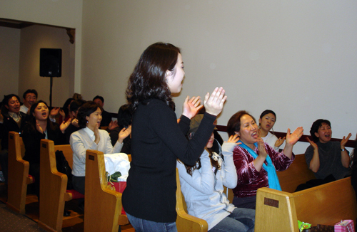 찬양1절 부르기 게임을 하고 있는 밀알 단원들  