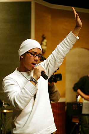 교회에서 찬양을 인도하고 있는 더 레이(본명 강서영). 