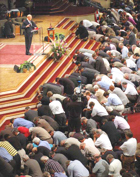 ▲'결혼을 위한 투쟁' 행진에서 한 연사가 기도를 인도하고 있다