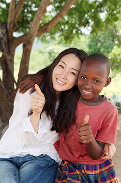 최지우 씨가 린델라와 함께 웃고 있다. ⓒ월드비전 제공