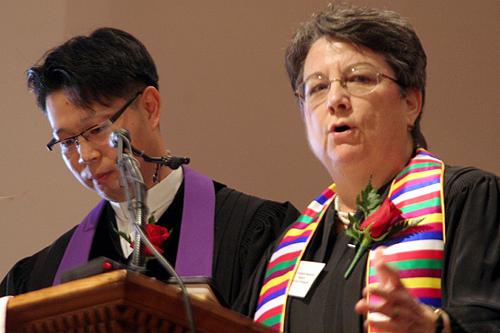PCUSA 뉴욕시노회 총무인 Arabella Meadows-Rogers 목사(우)와 통역을 진행한 방연직 목사(좌)