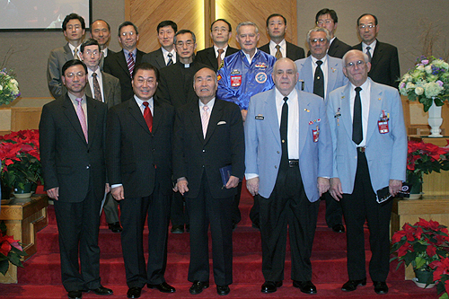 스태튼아일랜드 한인교회 연합회 2007 신년 하례 연합예배 이후 회원들이 기념 촬영을 하고 있다. ⓒ 이화영 기자