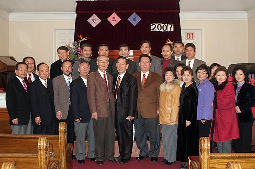 예배후 참석자들이 한자리에 모였다. ⓒ이화영 기자