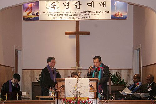 PCUSA 뉴욕시 노회장인 Chris Kim 장로가 양희철 목사를 믿음교회 담임으로 인준하고 있다.