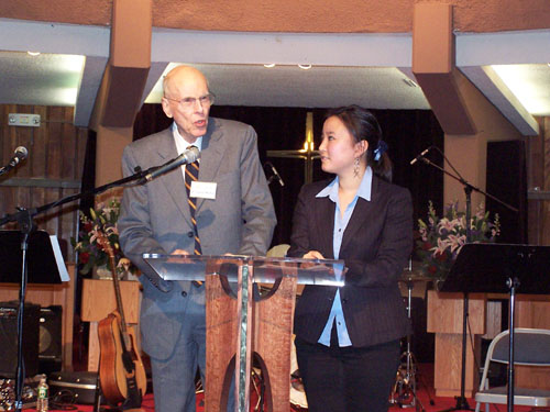 사무엘 h. 모펫 박사의 평양 100주년에 대한 기억들을 설명하고 있다.