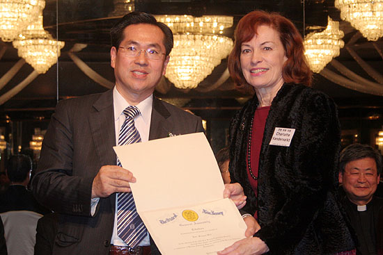 허상회 목사(좌)와 뉴저지주 하원 Charlotte Vandervalkt(우) ⓒ 이화영 기자