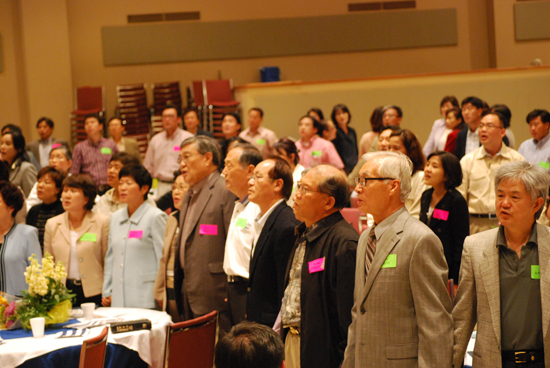 수료식을 마치고 모두 손을 잡고 찬양을 부르고 있다.