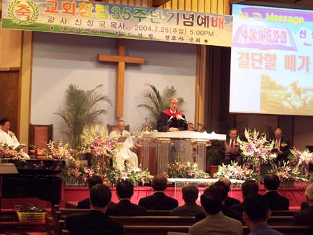 기념예배에서 말씀을 전하고 있는 신성국 목사(미국장로교 필라델피아 노회 한미목회위원장)