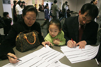 21일 뉴욕장로교회 성도들이 김성도를 위한 골수 기증 검사에 응하고 있다.