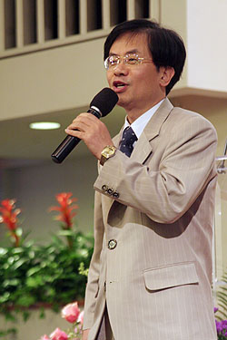 ‘건강한 가정, 건강한 제직’이란 제목으로 강의하는 선우권 목사(수지제자교회 담임).