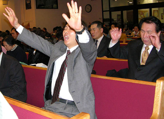 헌신예배중 뜨겁게 기도하고 있는 제직들