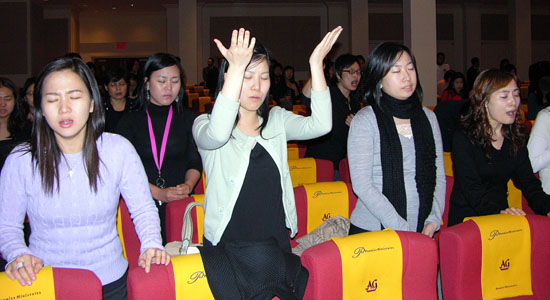 뜨겁게 찬양하고 있는 청년들. 