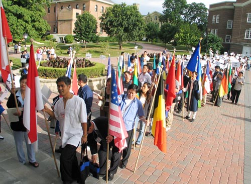 각국의 국기를 들고 입장하고 있는 선교사들