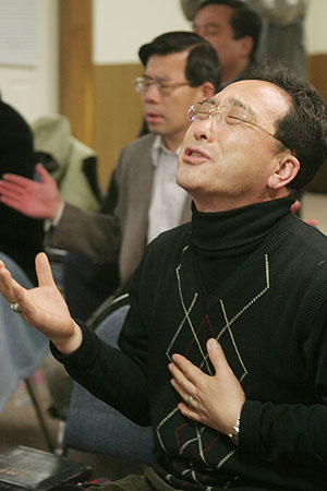 금식성회참석 목회자들이 성령을 갈구하는 마음으로 간절히 기도하고 있다.