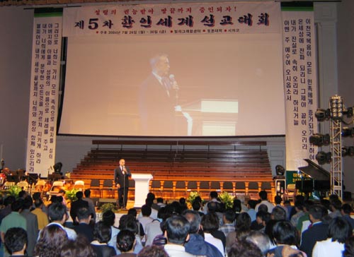 첫 저녁 설교를 맡은 로렌 커닝헴 목사