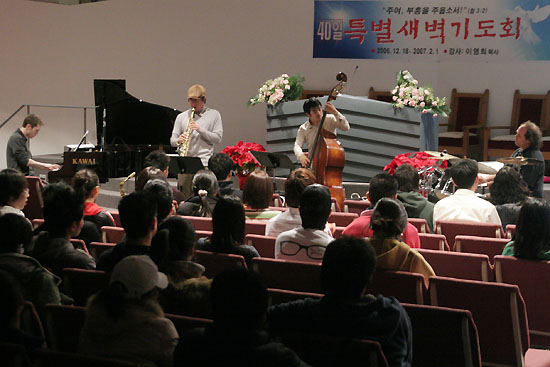 지난 27일 ‘one soul fellowship’이 뉴욕장로교회 청년일부 예청모 찬양집회를 인도하고 있다.