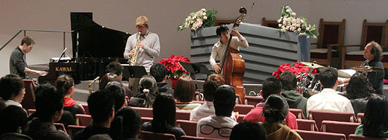 27일 뉴욕장로교회 예청모 집회를 인도하고 있는 재즈밴드 '원소울펠로우쉽'. ⓒ 이화영 기자