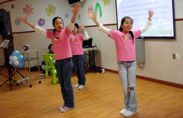 예배시연을 보이며 예꼬 워십을 선보이고 있는 어린이들