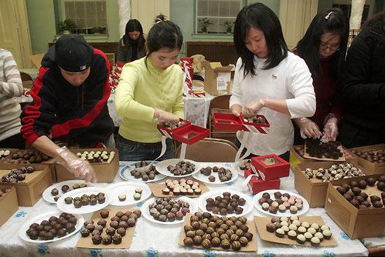 27일, 초콜릿 포장을 하고 있는 큐가든성신교회 청년들.  