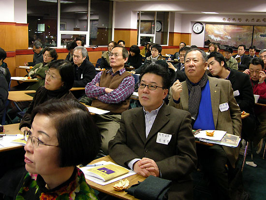 창조과학 강의를 주의깊게 듣고 있는 수강생들