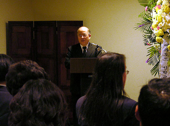 아내를 회상하고 있는 권오현 목사