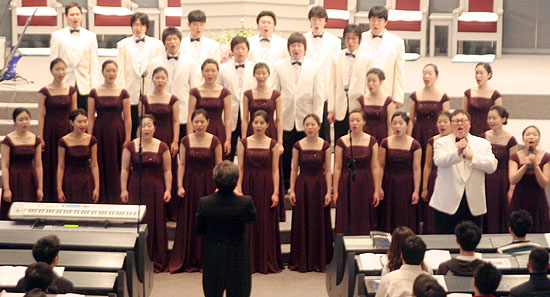 뉴욕장로교회 본당에서 공연중인 총신콘서트 콰이어 합창단. ⓒ 이화영 기자