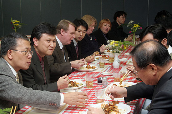 RCA소속 목회자들과 뉴 브런스윅 신학교 관계자들이 브리핑후 오찬을 함께 하고 있다. 