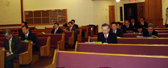 참석한 목회자들이 기도하고 있다.