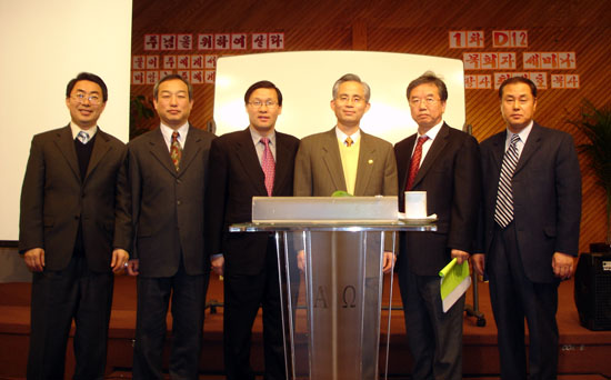 신구임 임원단 왼쪽부터 박태규목사(2기 부회장), 정진호 목사(2기 서기), 김희복 목사(2기 총무), 이성헌 목사(2기 회장), 김수태 목사(3기 회장), 오태환 목사(2기 회계, 3기 부회장)