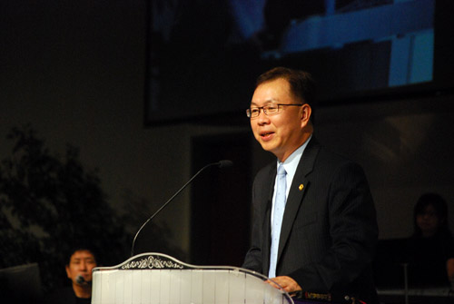 인사말을 전하는 허연행 목사